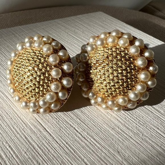 Vintage Crown Trifari Gold Tone Fashion Pearl Clip On Estate Earrings - Picture 1 of 6
